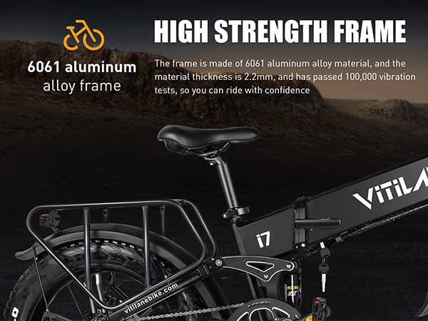 Schwarzes E-Bike mit Gepäckträger hinten und "Vitilan" Logo am Rahmen. Text hebt 6061 Aluminiumrahmen hervor.