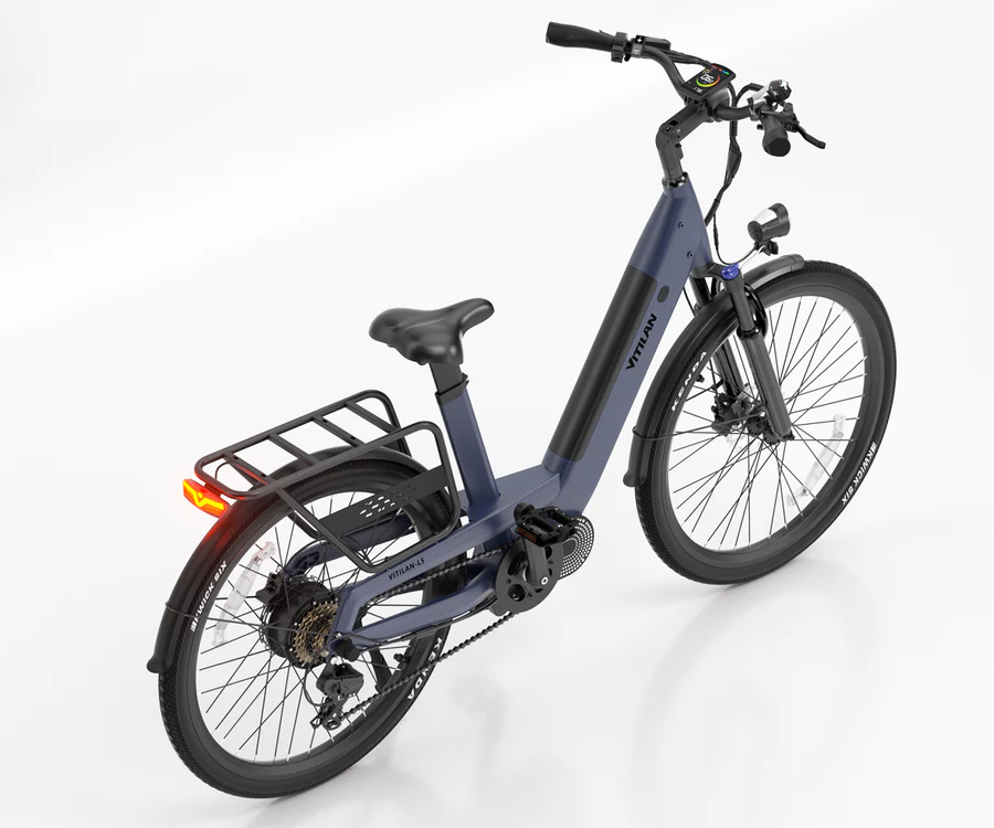 Ein dunkelblaues E-Bike mit Gepäckträger, Scheinwerfer und Rücklicht.