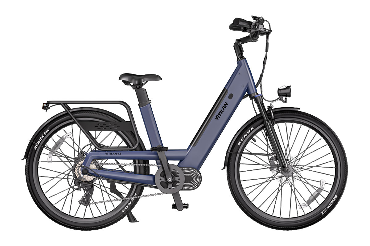 Ein blaues Elektrofahrrad mit Gepäckträger und Scheinwerfer, auf weißem Hintergrund.