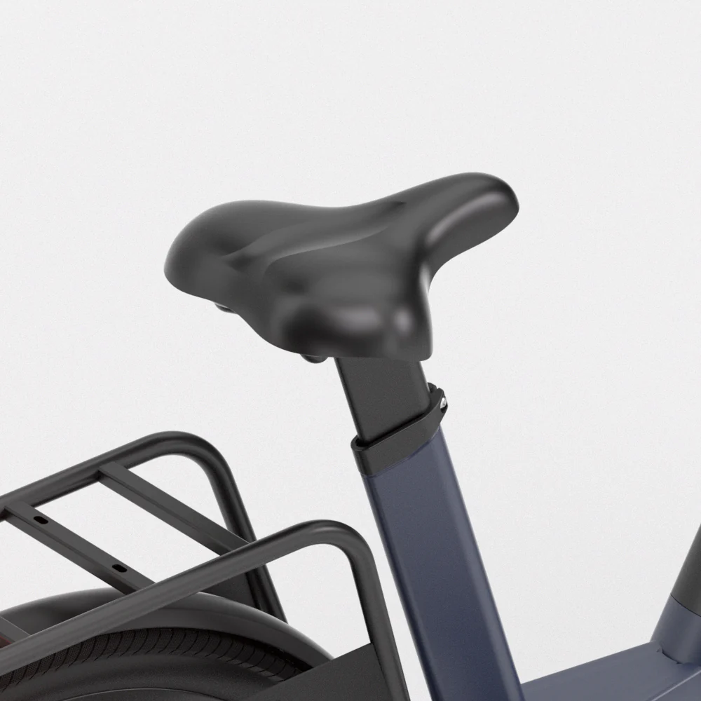 Schwarzer Fahrradsattel und Gepäckträger auf blauem Rahmen