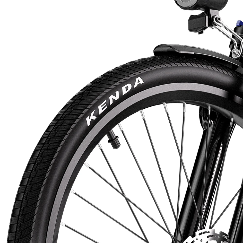 Nahaufnahme eines Fahrradreifens mit dem "KENDA"-Logo, Speichen und Schutzblech.
