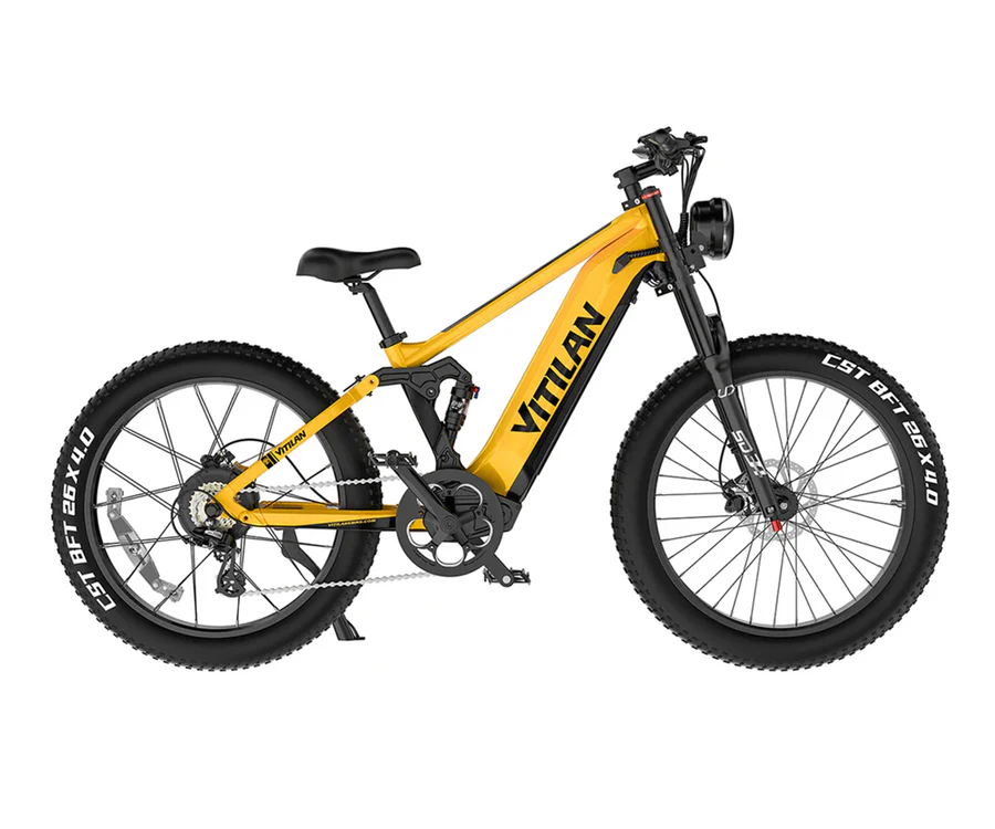 Ein gelbes E-Bike mit breiten Reifen und Federung, auf weißem Hintergrund.