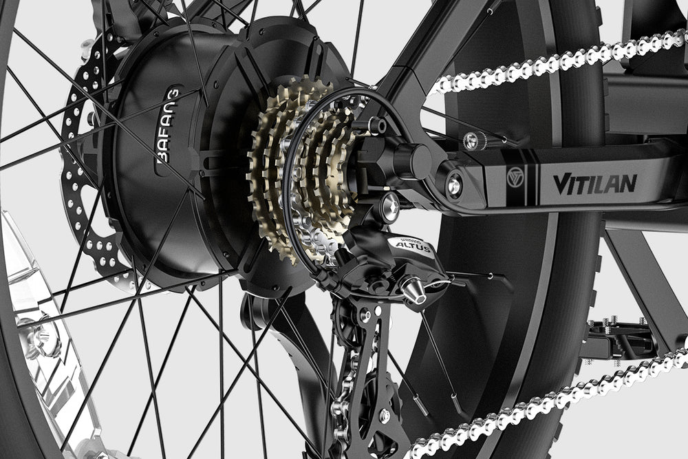 Nahaufnahme des Hinterrads eines E-Bikes mit Motor, Kassette, Kette und Bremsen.