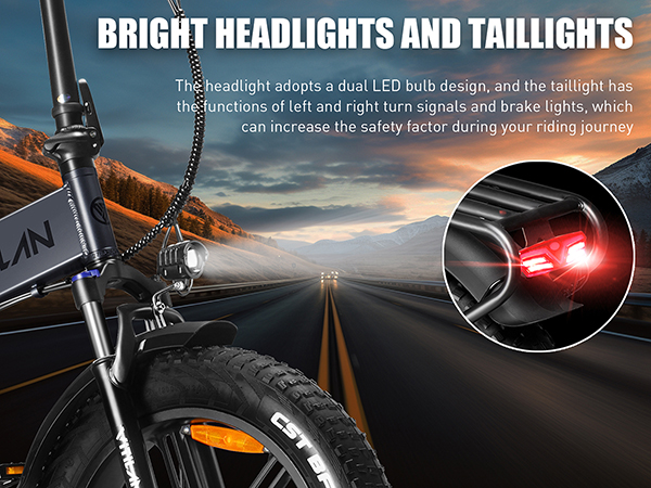 Primer plano de una bicicleta eléctrica con faro brillante y luz trasera roja en una carretera.
