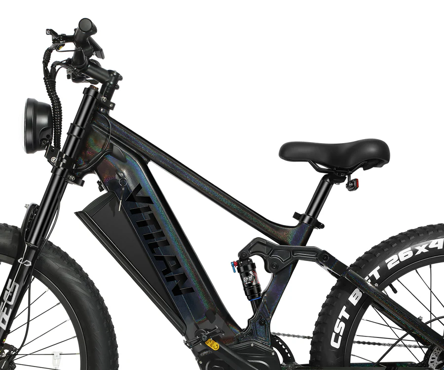 Ein schwarzes E-Bike mit breiten Reifen, einem runden Scheinwerfer und einem schillernden Rahmen.
