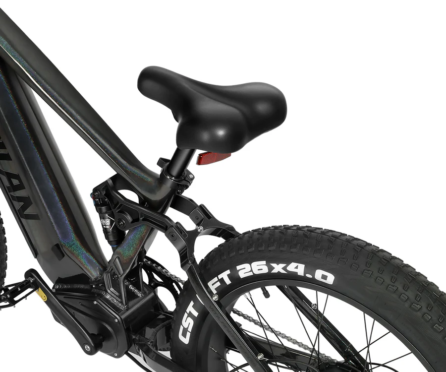 Nahaufnahme des Hinterrads, des Sitzes und des Rahmens eines schwarzen E-Fatbikes.