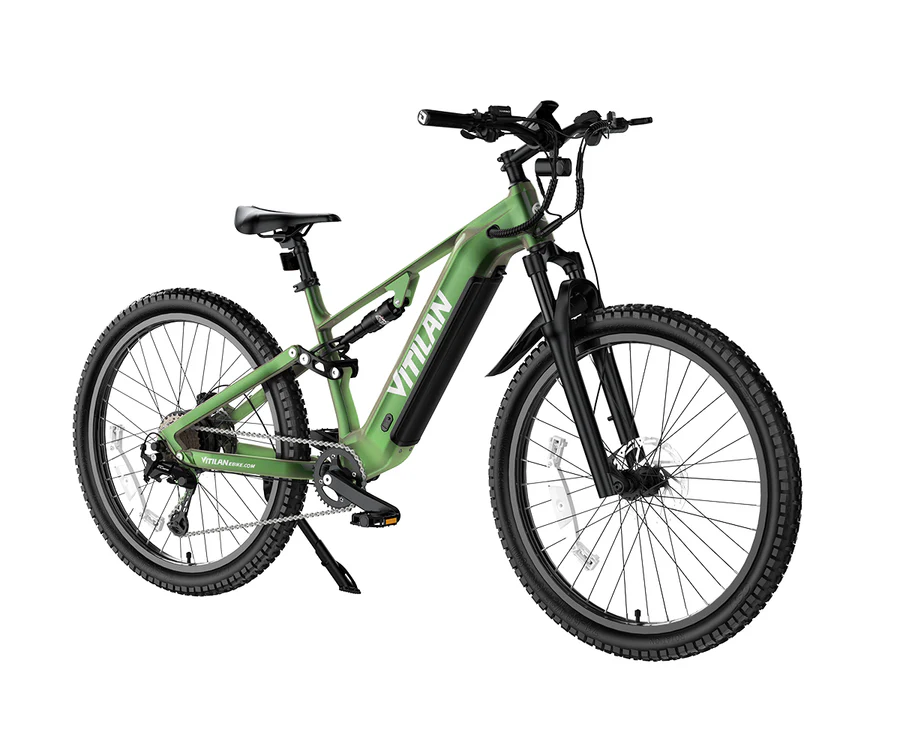 Ein grünes E-Mountainbike mit Vollfederung und schwarzen Reifen, isoliert auf weißem Hintergrund.
