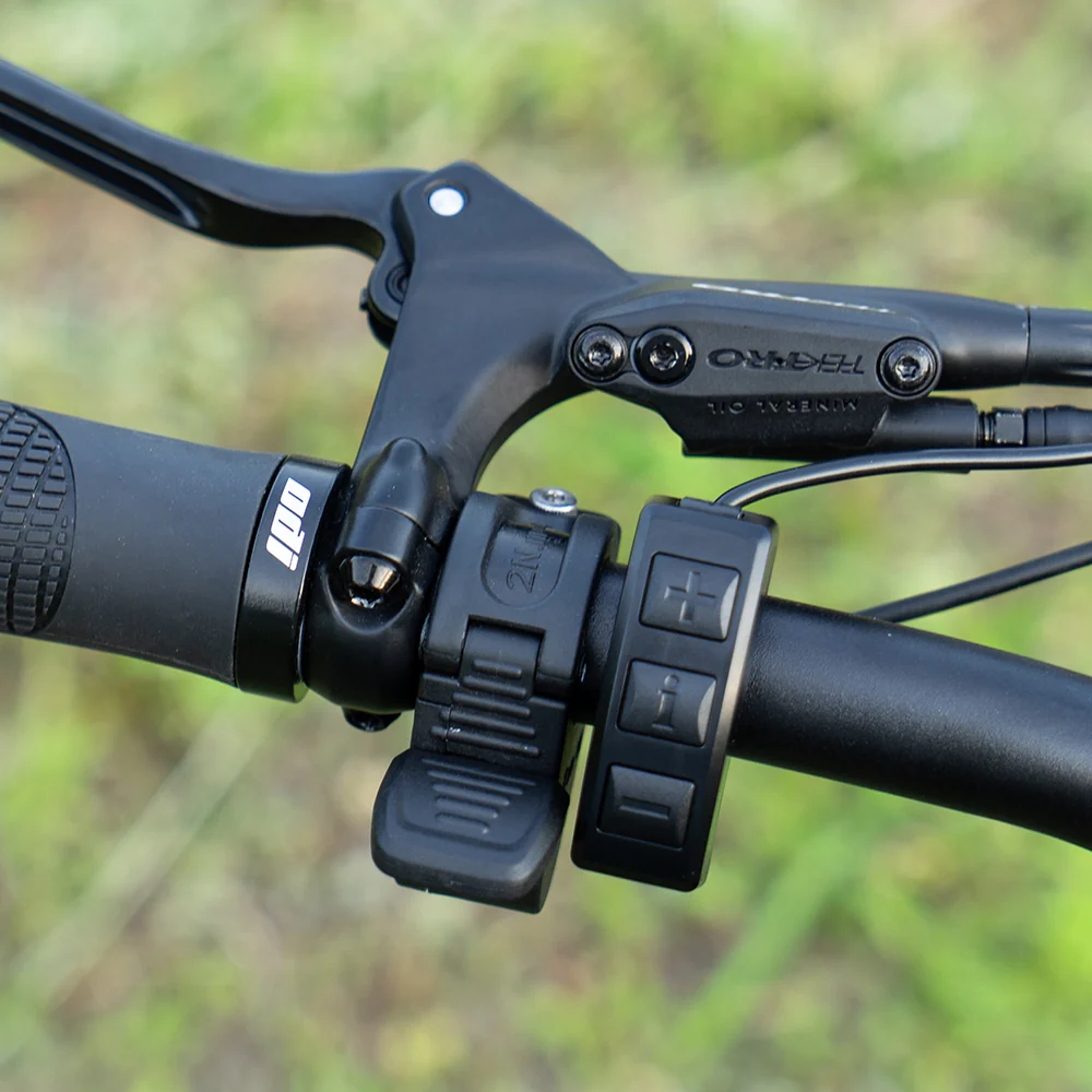 Nahaufnahme des Lenkers eines Fahrrads mit Bremshebel, Griff und Bedienelementen.