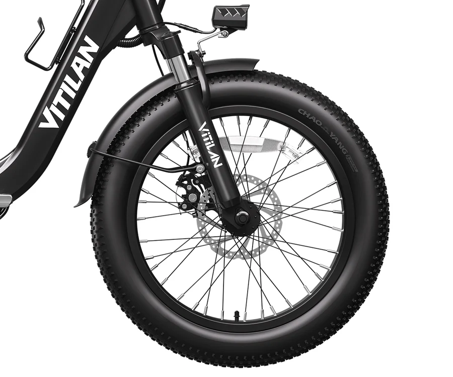 Vorderreifen und Gabel eines schwarzen E-Bikes mit "VITILAN" Aufdruck.