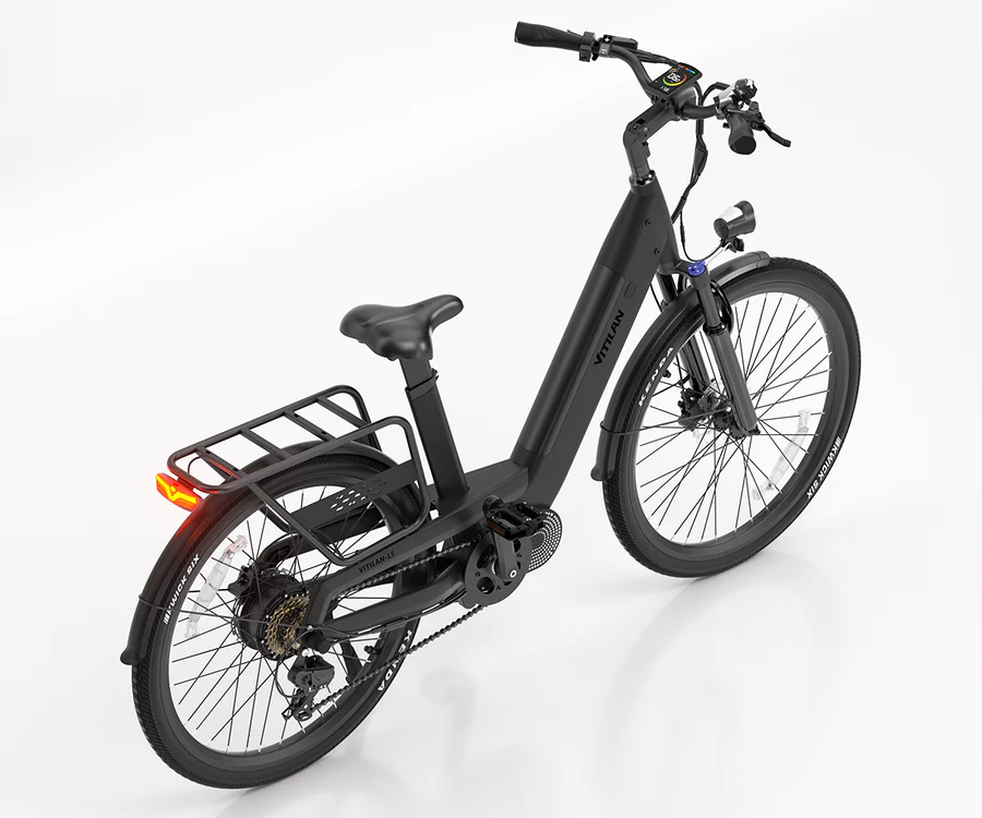 Ein schwarzes E-Bike mit Gepäckträger und Vorderlicht vor weißem Hintergrund.