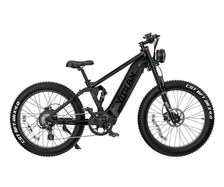 Ein schwarzes E-Bike mit breiten Reifen und Federung.