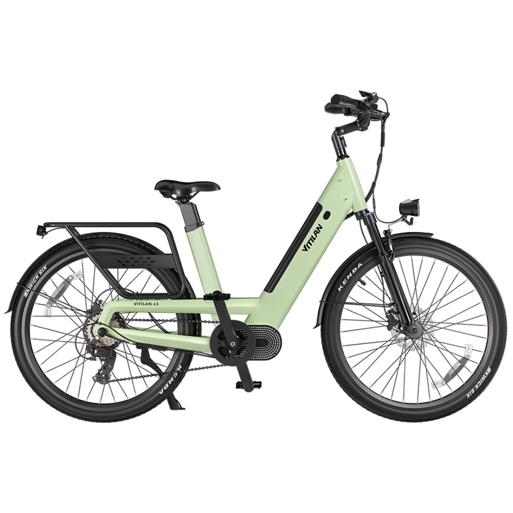 Ein hellgrünes E-Bike mit Gepäckträger und Scheinwerfer, stehend auf weißem Hintergrund.
