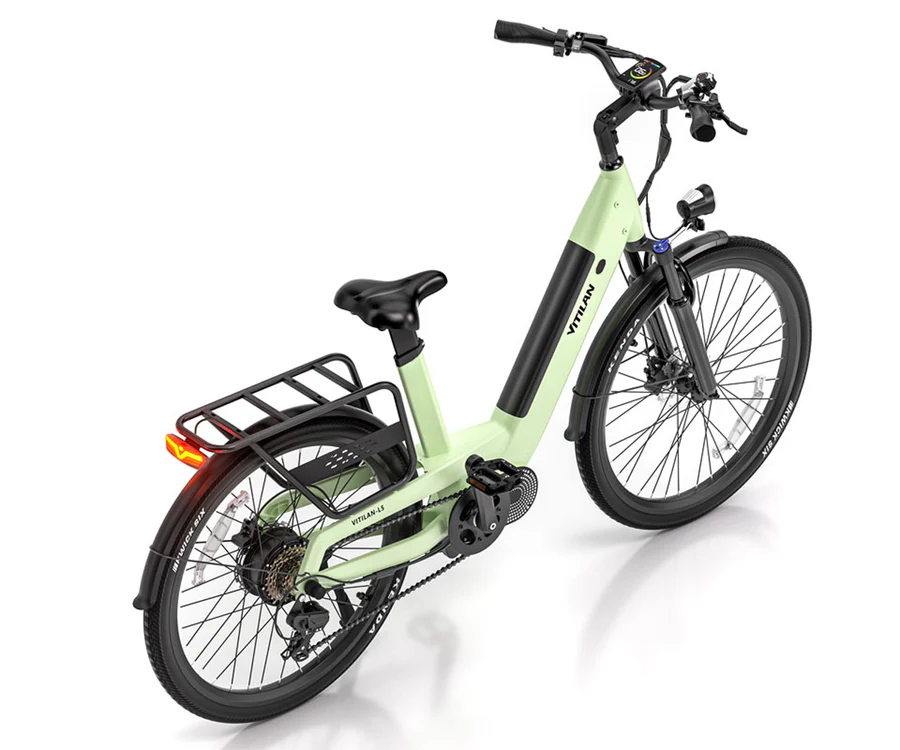 Ein hellgrünes Elektrofahrrad mit schwarzen Akzenten, einem Gepäckträger und weißem Hintergrund.