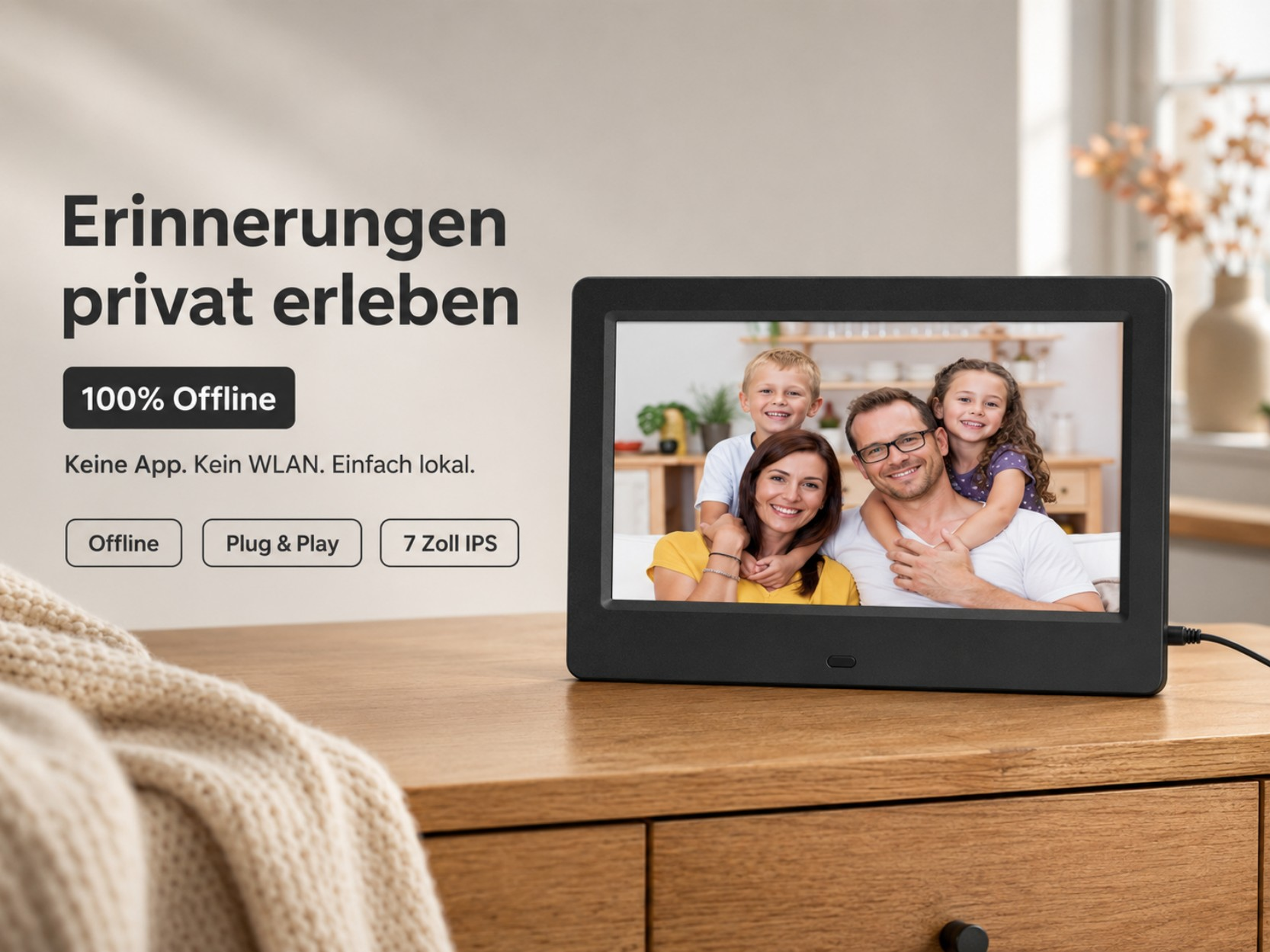 Digitaler Bilderrahmen zeigt eine glückliche Familie von vier Personen mit einem Jungen auf den Schultern des Vaters.