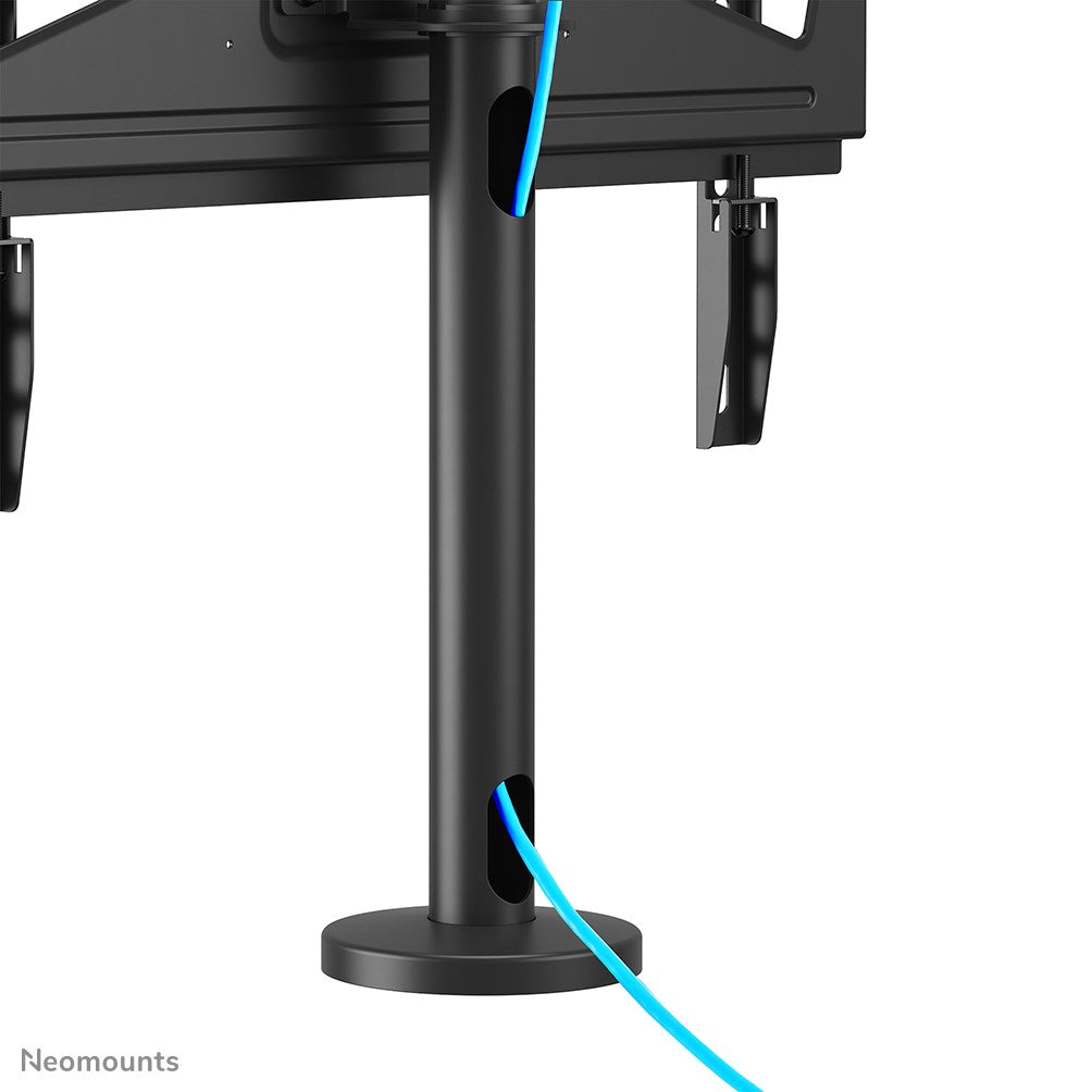 Supporto nero per monitor con gestione cavi e cavo blu.