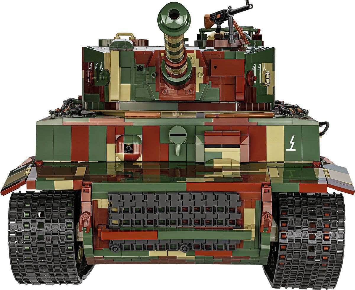 Un dettagliato modello di carro armato con motivo mimetico in verde, rosso e beige.