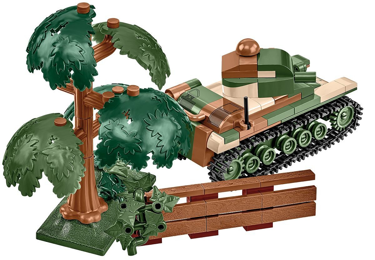 Ein Spielzeugpanzer in Tarnfarben neben einem Baum mit grünen Blättern und einem Holzzaun.