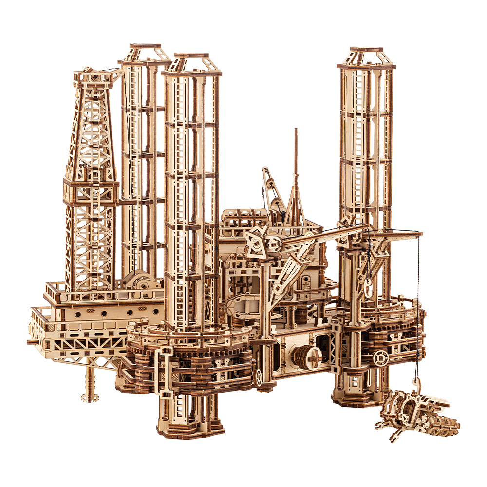 Ein detailliertes Holzmodell einer Ölbohrplattform mit Türmen und Kränen.