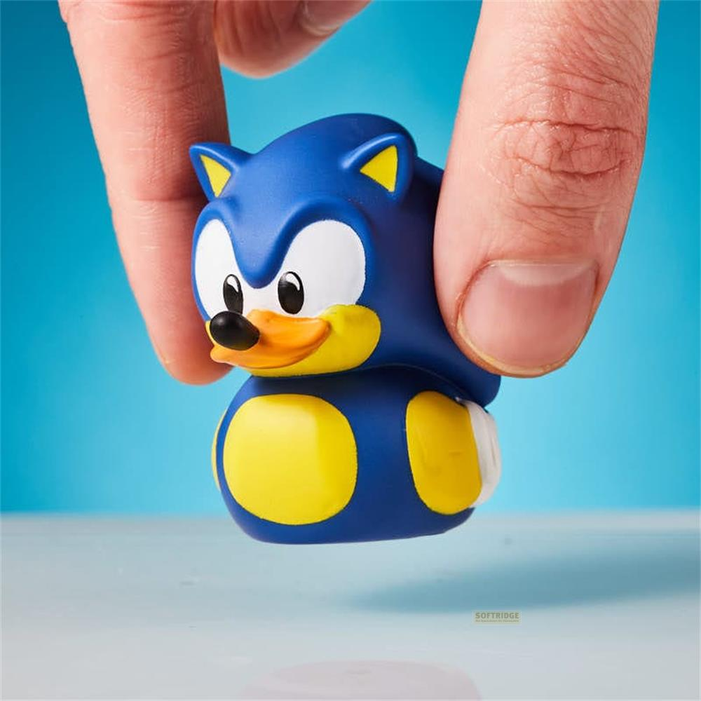 Ein blauer Sonic the Hedgehog Quietscheentchen mit gelben Flecken wird von Fingern gehalten.
