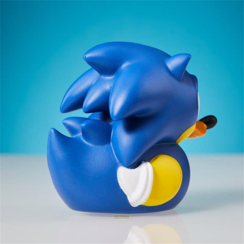 Eine blaue Sonic-Gummiente mit weißen Handschuhen und gelbem Bauch auf blauem Hintergrund.