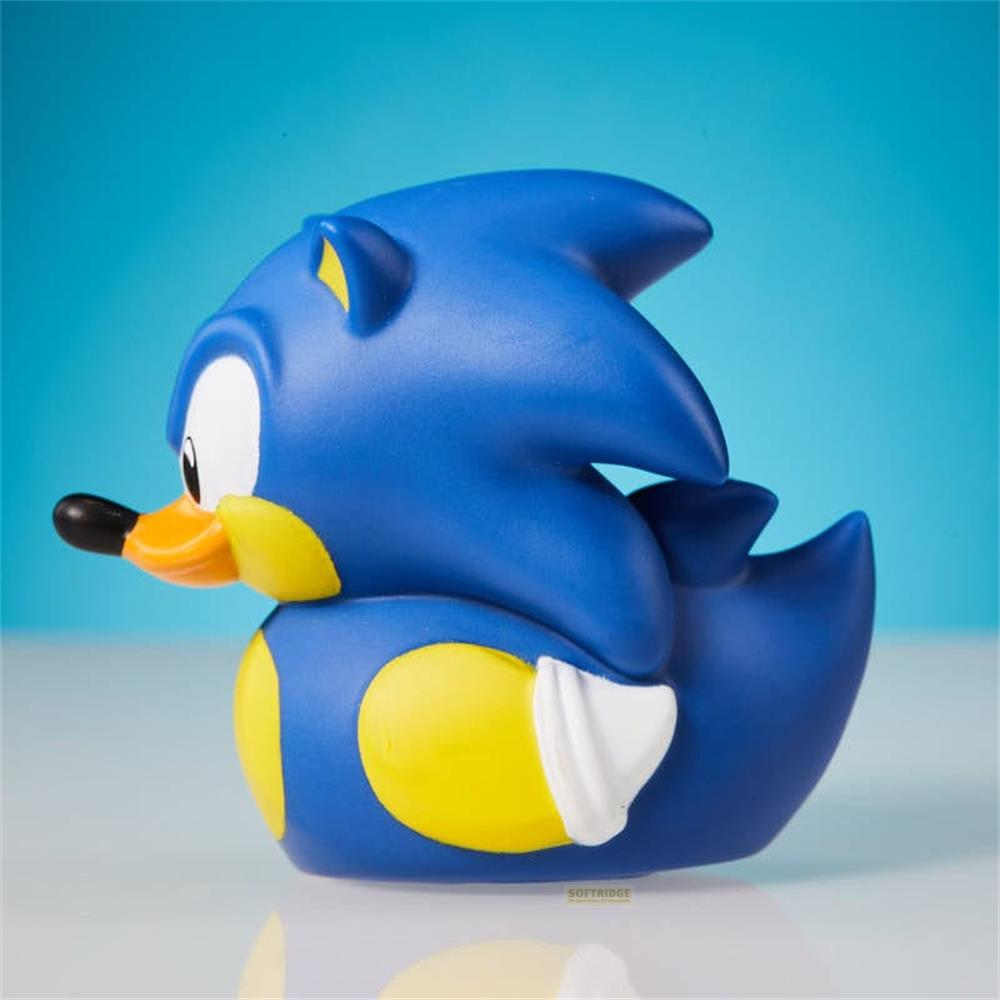 Eine blaue Sonic-Gummiente mit gelben Akzenten steht vor einem blauen Hintergrund.