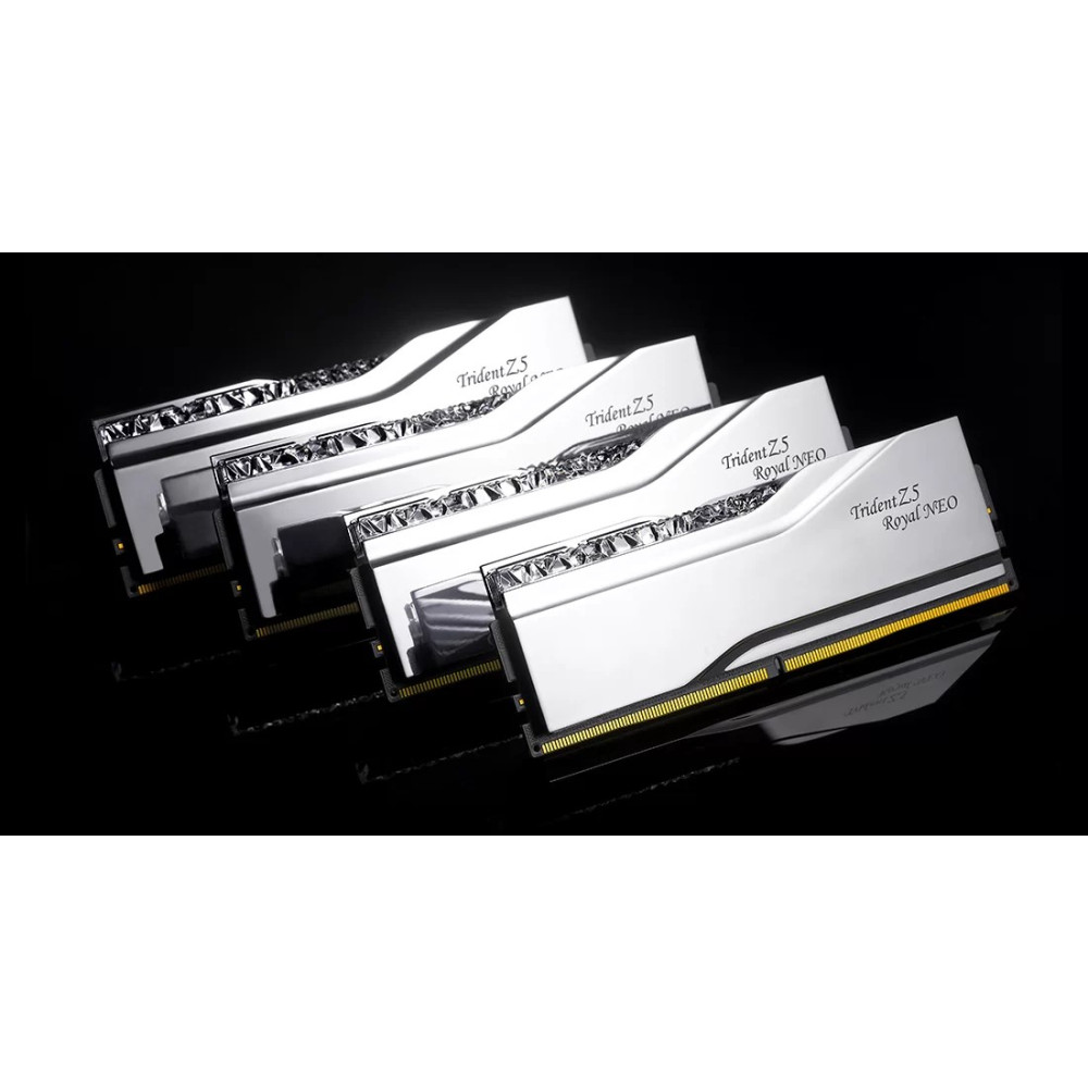 Quattro moduli RAM bianchi Trident Z5 Royal NEO con accenti argentati su sfondo nero.