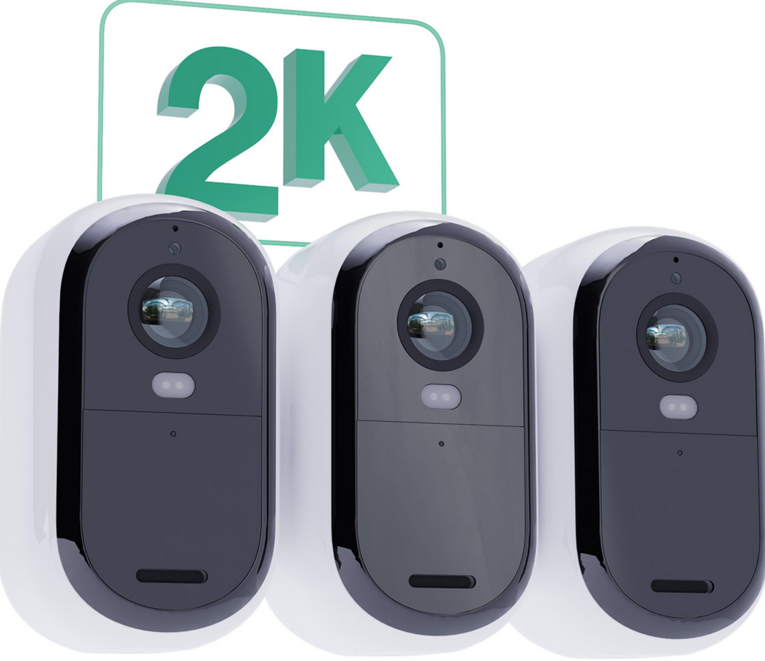 Drei weiße Überwachungskameras nebeneinander mit einem "2K"-Logo.