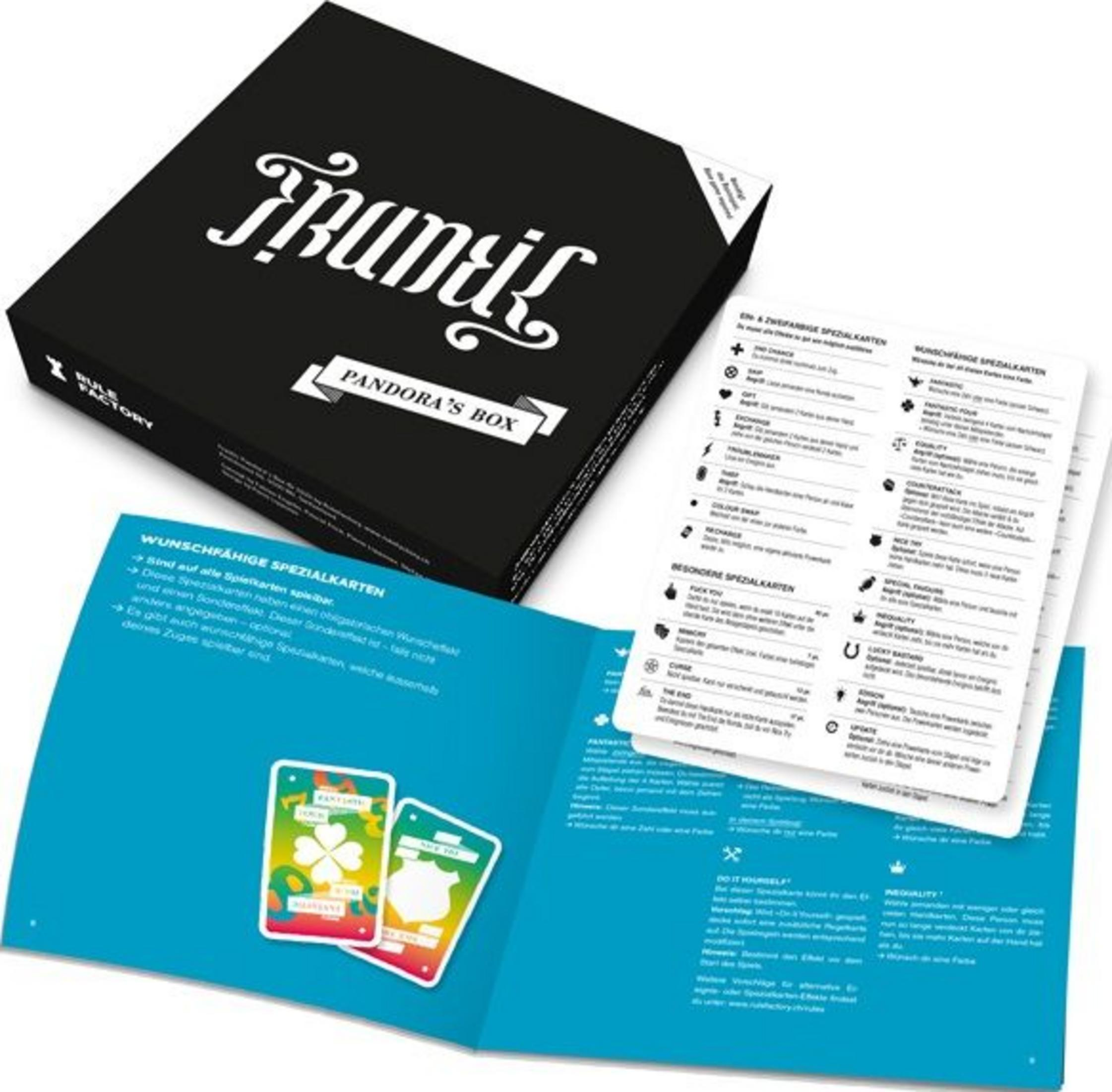 Una scatola da gioco nera con etichetta "Pandora's Box" e carte accanto.