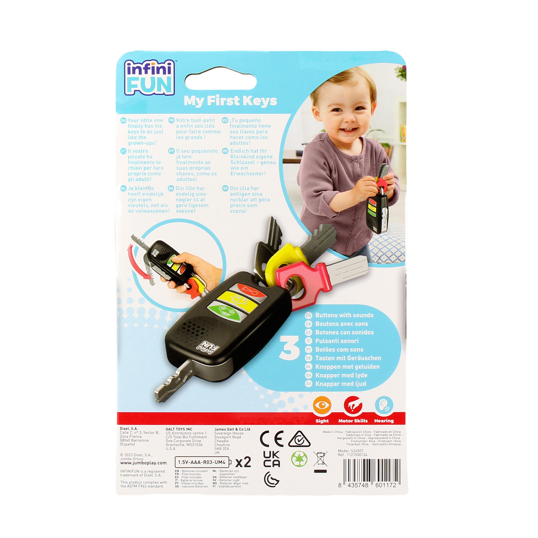 Ein Baby hält einen Spielzeugschlüssel mit Knöpfen und drei Schlüsseln.