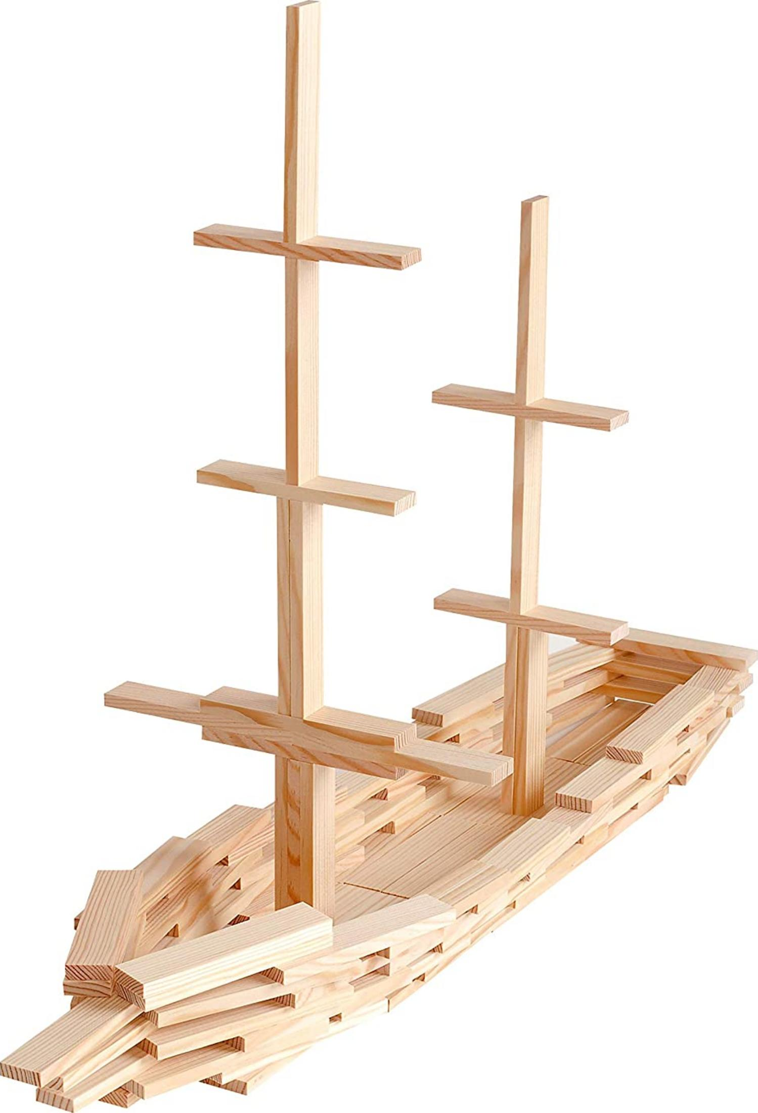 Ein Holzschiff-Modell mit zwei Masten und Segeln, gebaut aus Holzbausteinen.