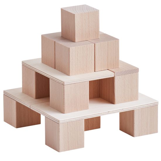 Blocchi di legno impilati a piramide su un pallet di legno.