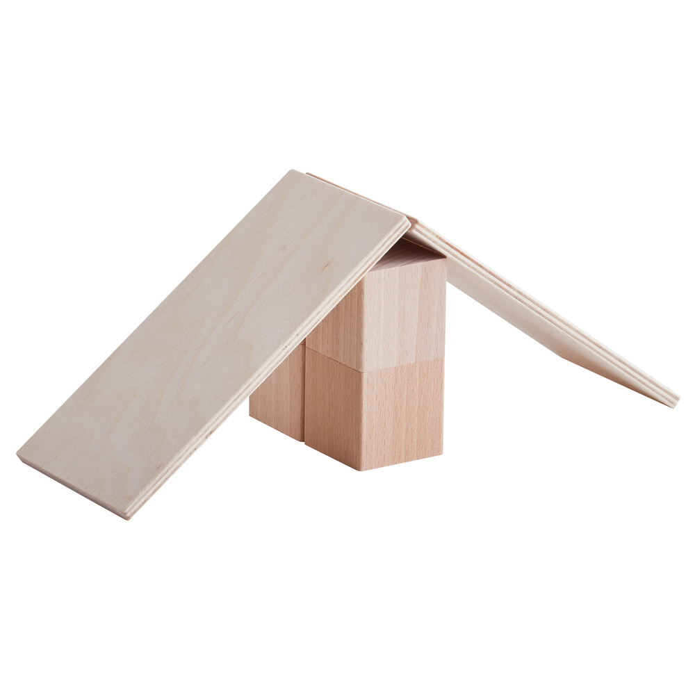 Due blocchi di legno sostengono due assi di legno che formano un tetto.