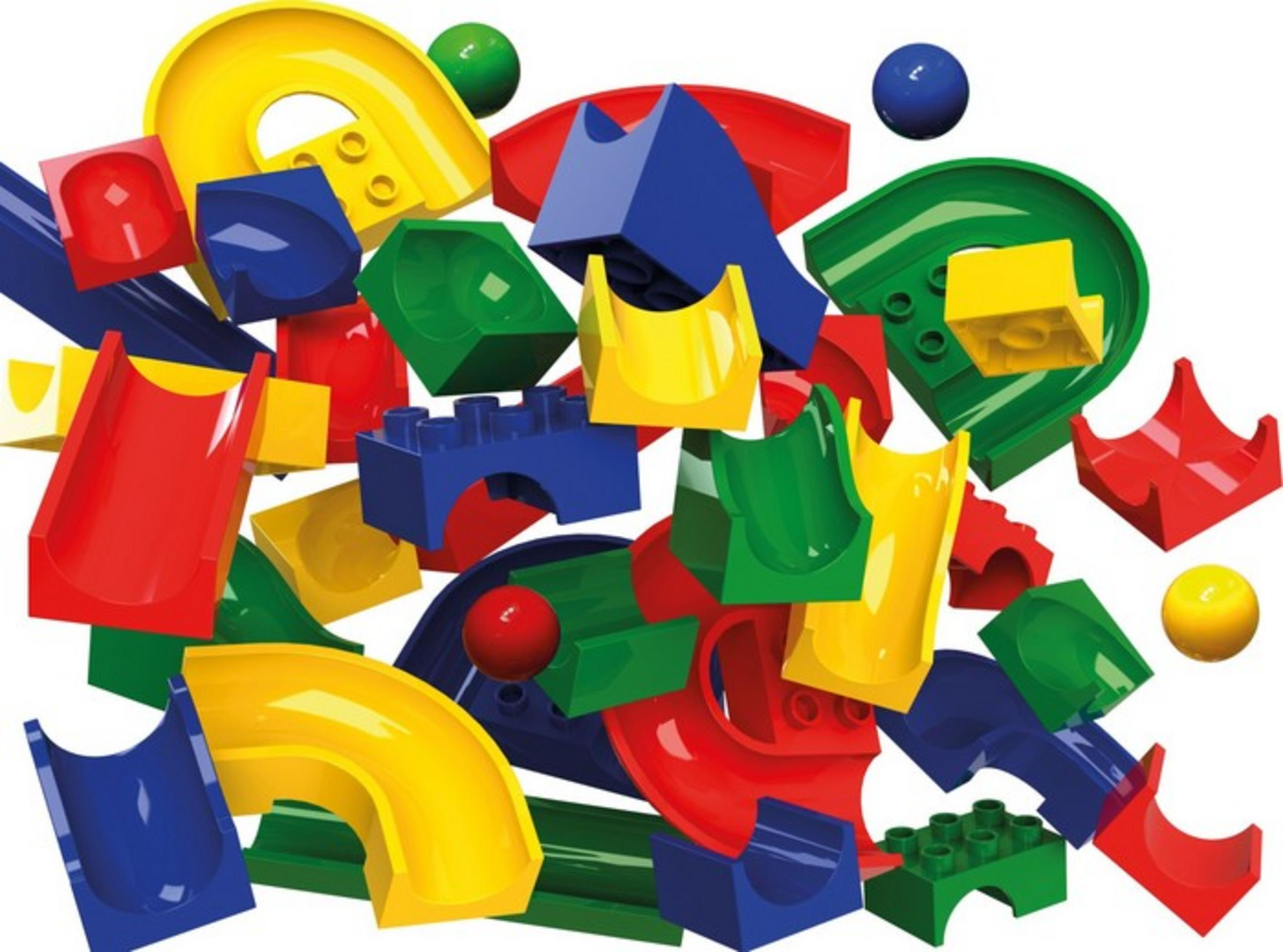 Blocs de construction colorés et balles, y compris des pièces de tube jaunes, bleues et rouges.