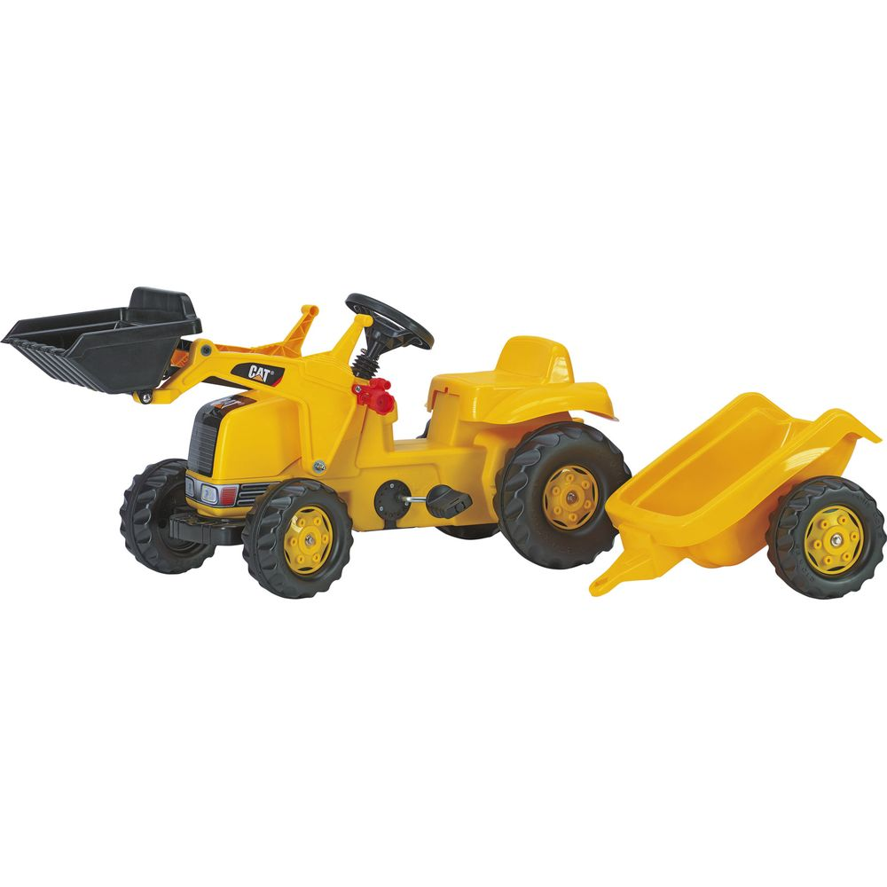 Gelber Spielzeugtraktor mit Lader und Anhänger auf weißem Hintergrund.