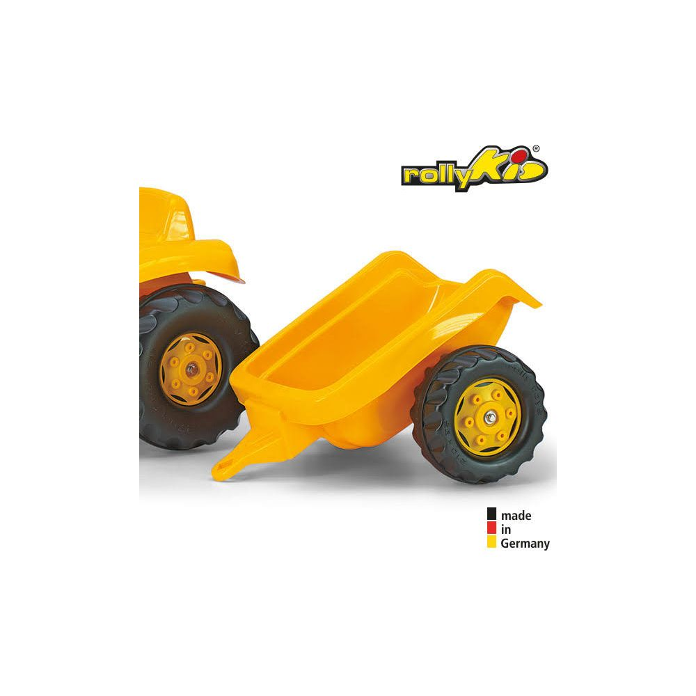 Ein gelber Spielzeuganhänger mit schwarzem Rad steht neben einem Traktor. Logo und 