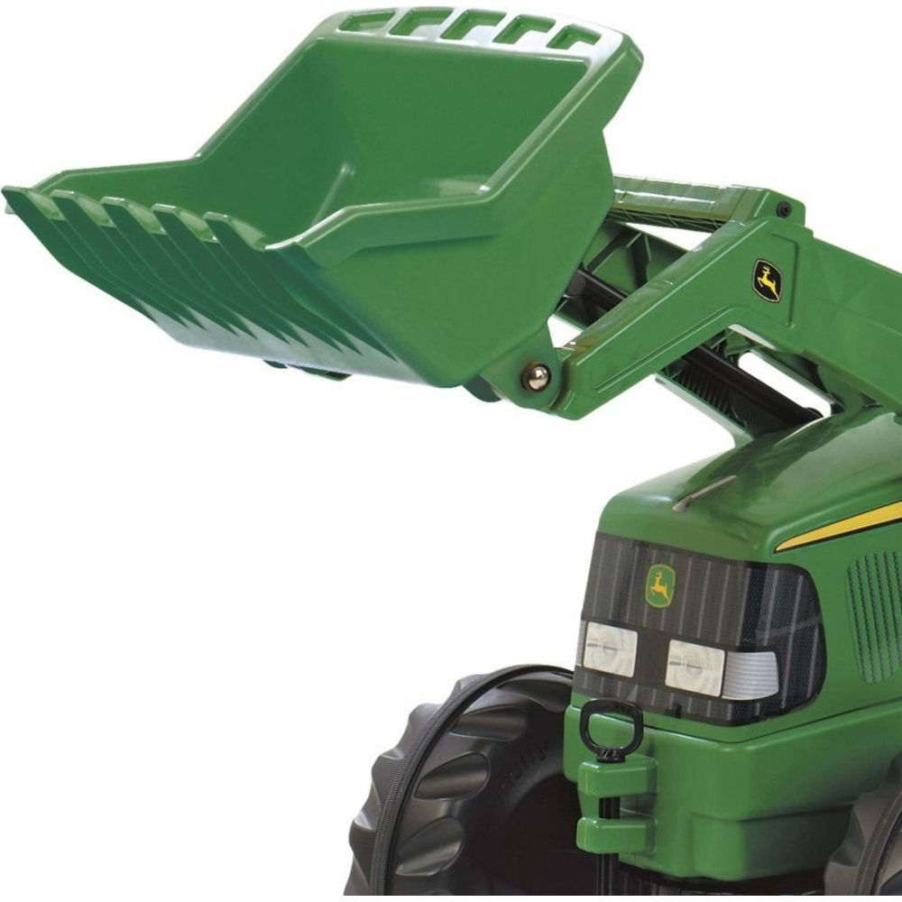 Ein grüner Spielzeugtraktor mit angehobenem Frontlader, weißer Hintergrund.