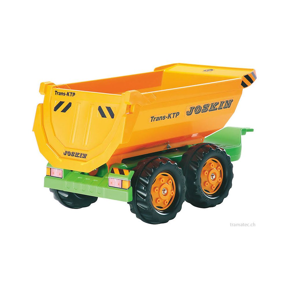 Un dumper giocattolo giallo e verde con ruote nere, su sfondo bianco.