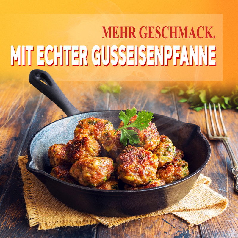Fleischbällchen in einer Gusseisenpfanne mit Petersilie garniert.