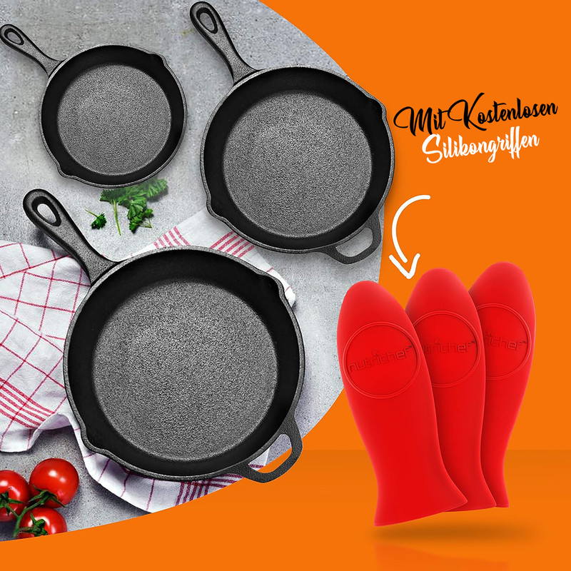 Drei gusseiserne Pfannen mit roten Silikon-Topfhandschuhen und Kirschtomaten.