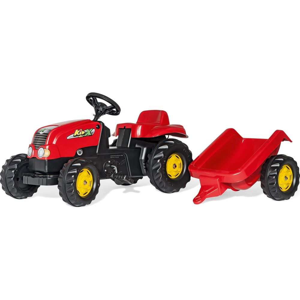 Ein roter Spielzeugtraktor mit Anhänger und gelben Felgen steht auf weißem Grund.