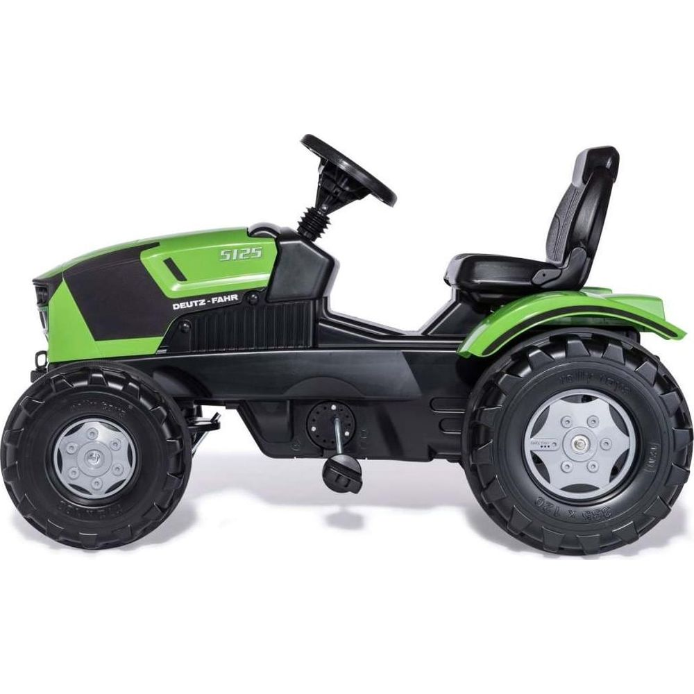 Ein grüner und schwarzer Tret-Traktor mit großen Rädern und Sitz.