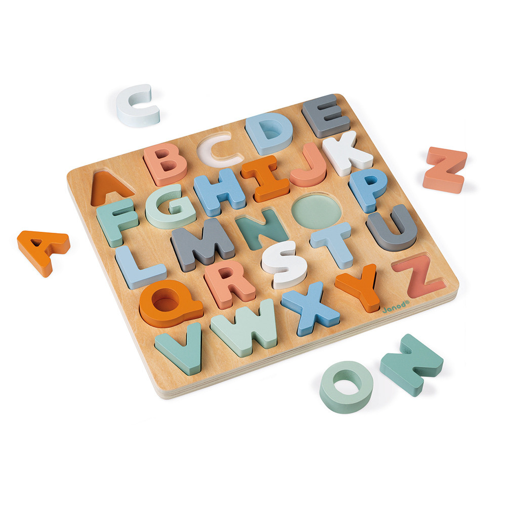 Holz-Alphabet-Puzzle mit bunten Buchstaben auf einem Holzbrett.