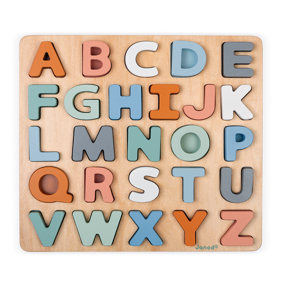 Holz-Alphabet-Puzzlebrett mit bunten, erhabenen Buchstaben A-Z.