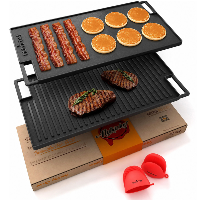 Zwei Grillplatten mit Essen: Oben Speck und Pfannkuchen, unten Steaks. Kartons und Fäustlinge.