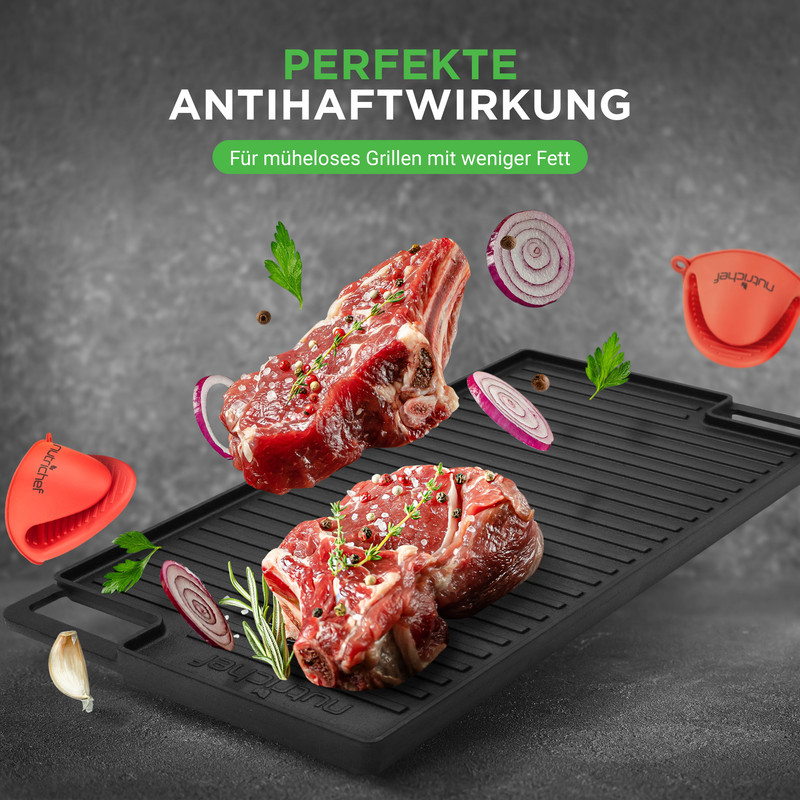 Rohes Fleisch mit Zwiebeln, Kräutern und Gewürzen auf einer Grillplatte.
