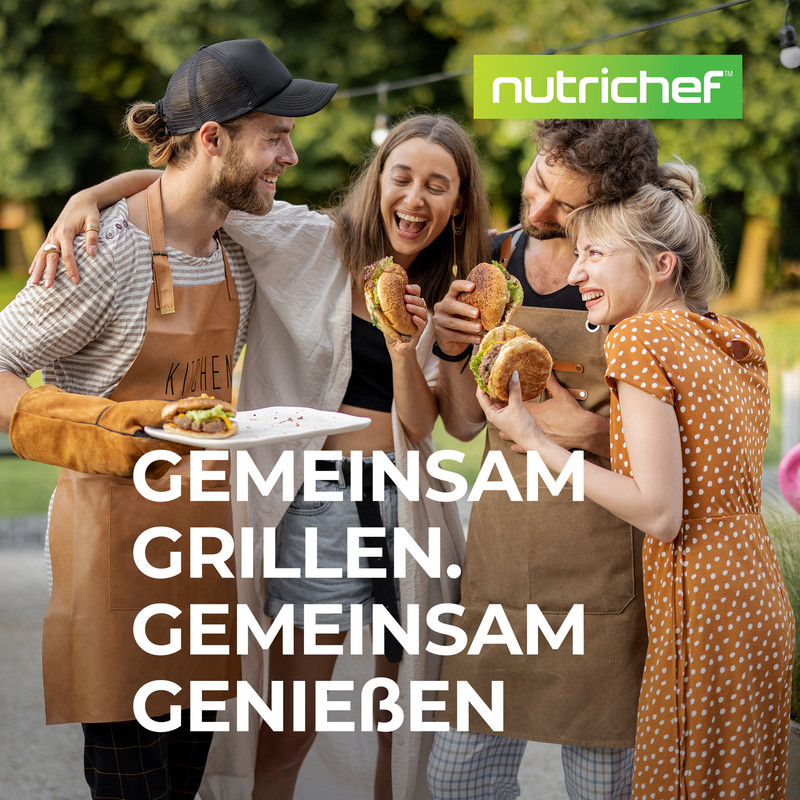 Vier Freunde grillen und genießen Burger im Freien mit Nutrichef-Logo.