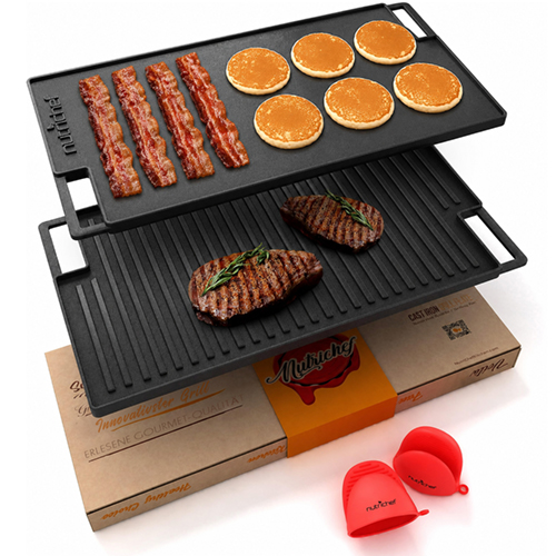 Gusseiserne Grillplatte mit Speck, Pfannkuchen und Steaks. Inklusive Boxen und Topflappen.