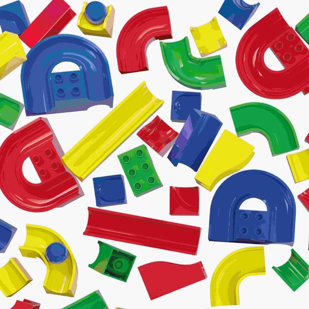Beaucoup de blocs de construction colorés rouges, bleus, verts et jaunes sur fond blanc.