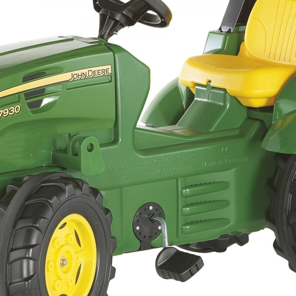Trattore giocattolo John Deere verde con sedile e volante gialli. Modello 7930.