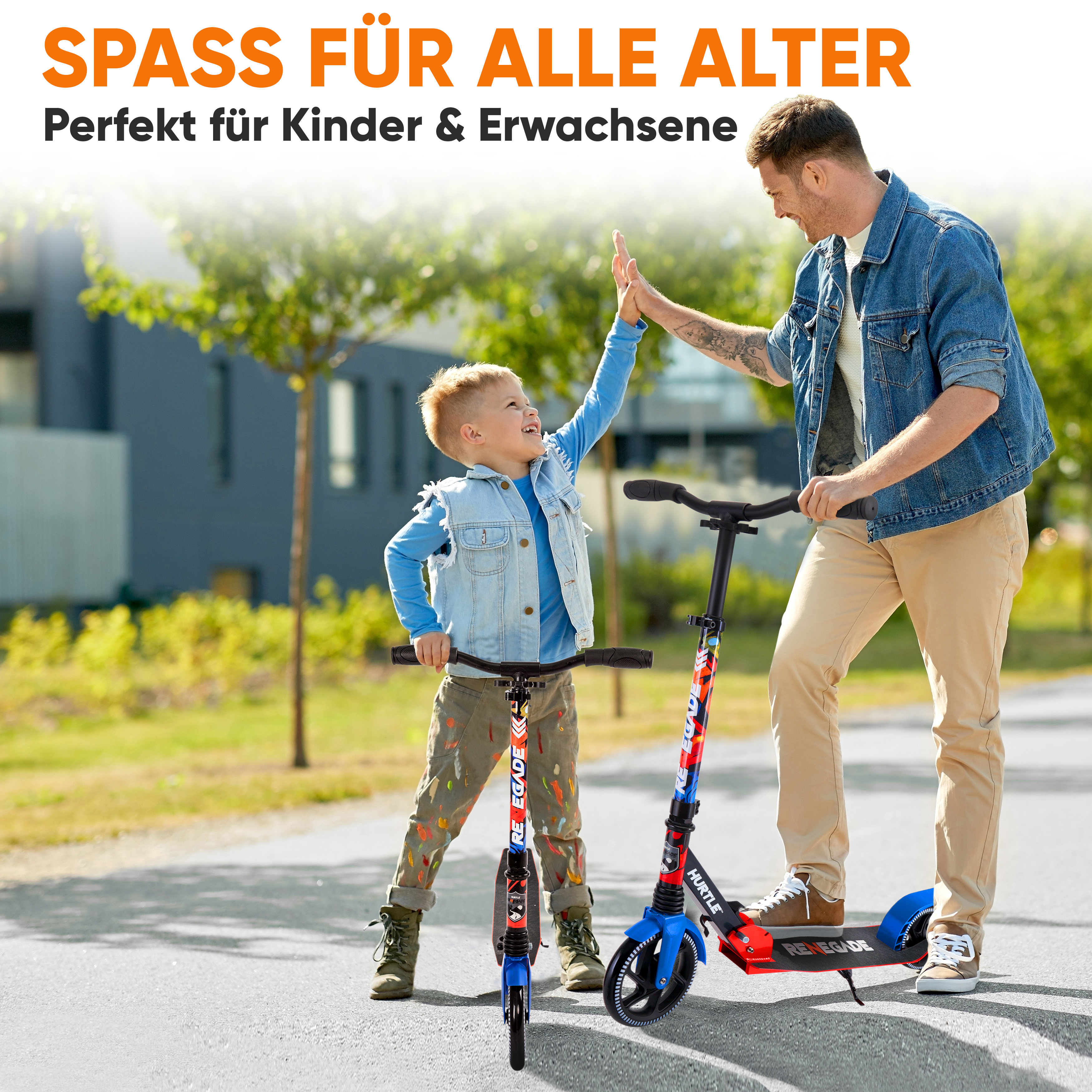 Mann und Kind geben sich High-Five über Roller im Freien mit Häusern im Hintergrund.